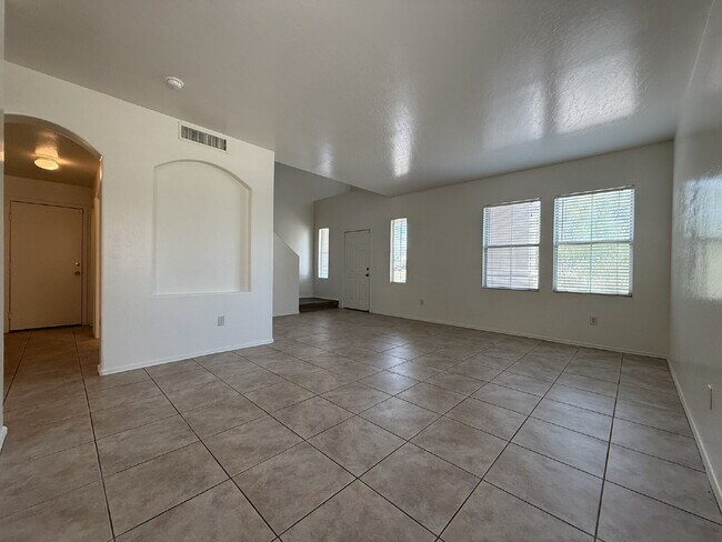 Building Photo - "Spacious 3-Bedroom Gem with 2.5 Baths in ...