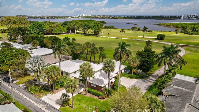Foto del edificio - 1102 N Golfview Rd