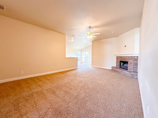 Building Photo - Beautiful and spacious  3/2/2 in Quincy Park