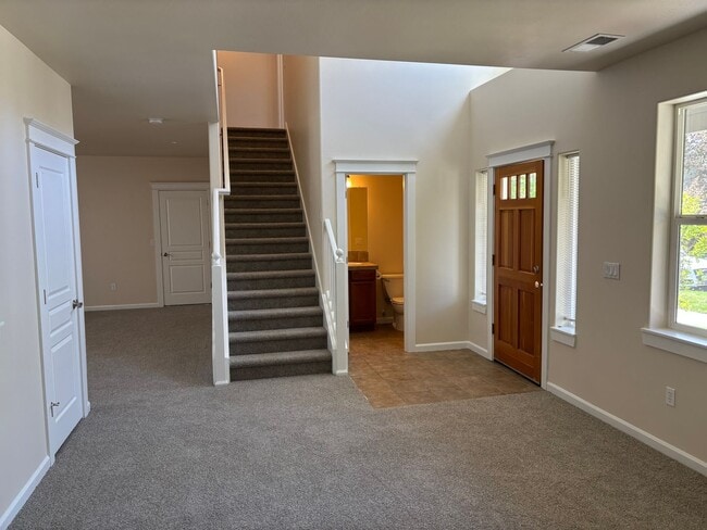 Building Photo - Newly updated home in SW Bend with large b...