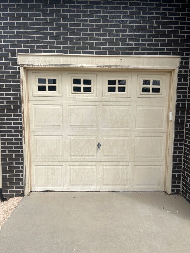 Photo - Amazing 3 Bed, 2 Bath, 3 Car Garage Home f...