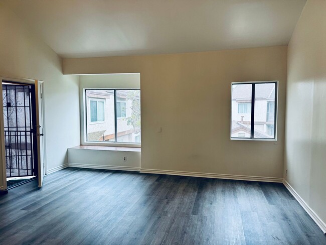 Foto del edificio - COMING SOON - 3 Bedroom 2 Bath Condo in Hawaiian Gardens