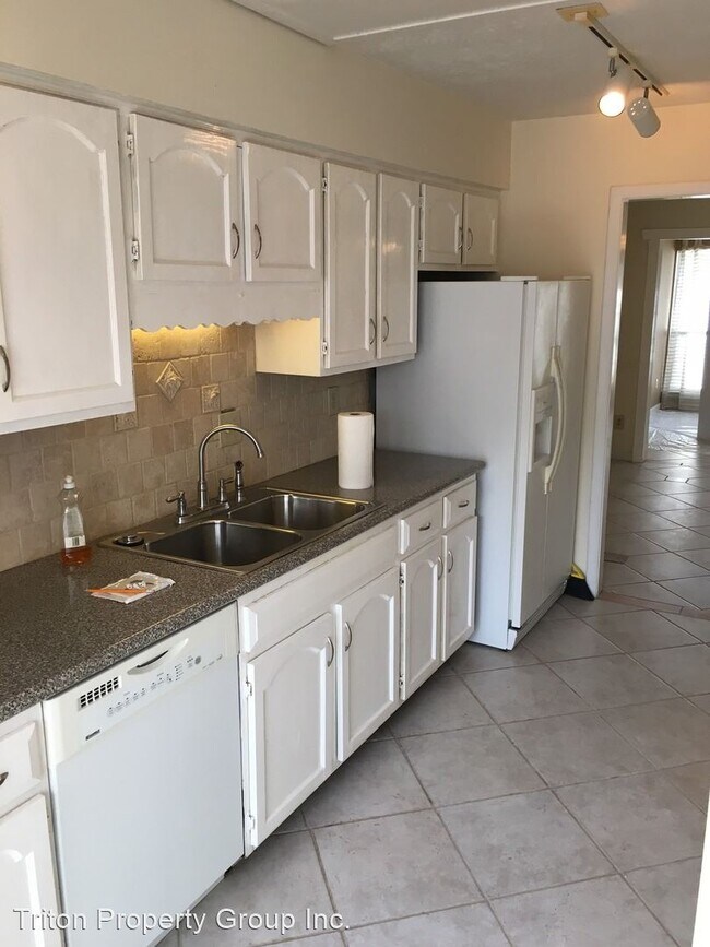 Building Photo - 2695 Meadowlawn Dr SE