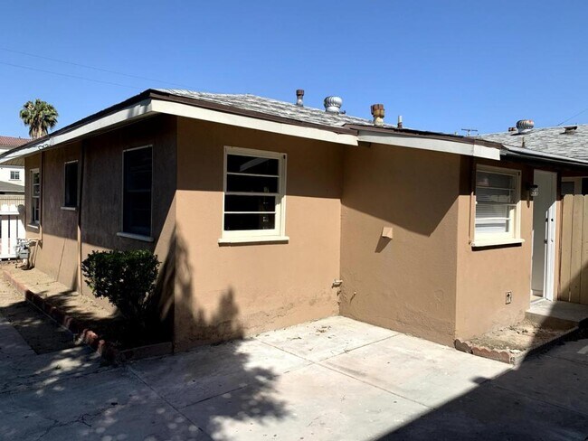 Building Photo - 1008 Wallgreen St