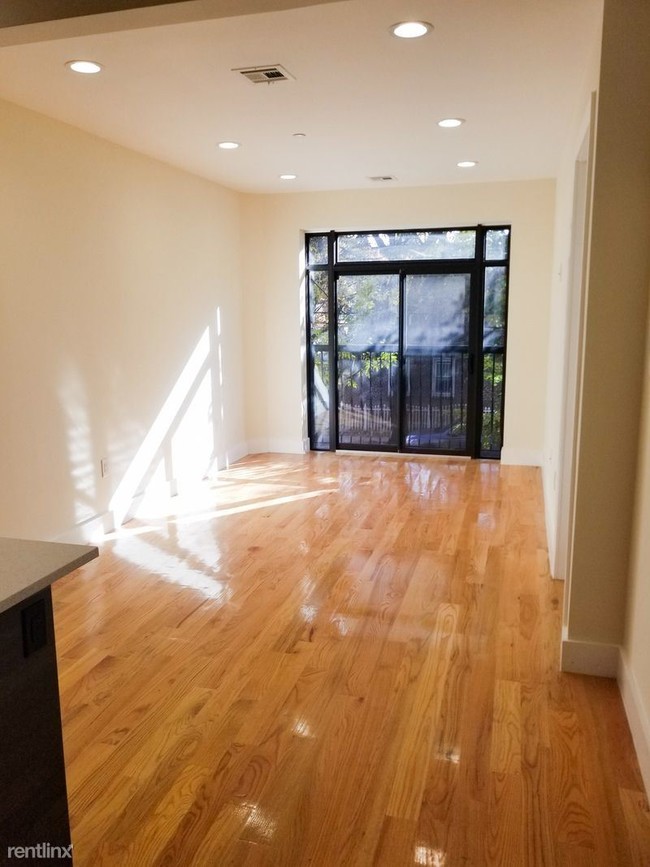 Building Photo - 3 br, 1 bath Apartment - 433 Maple St Apt 1
