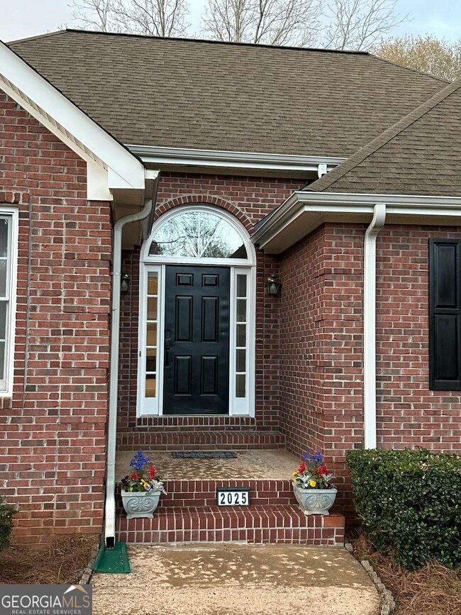 Building Photo - 2025 Golden Ridge Cir