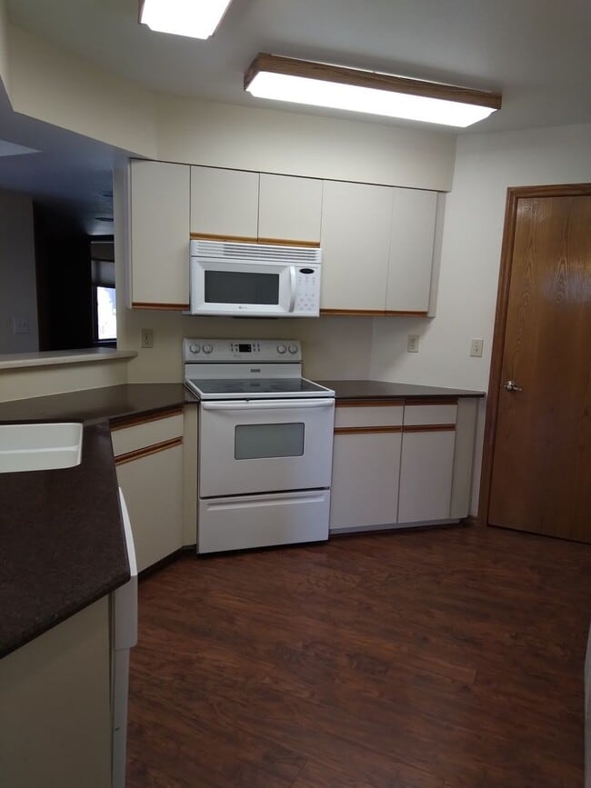 Building Photo - Beautiful 3 bed / 2 bath Seasons Condo Available