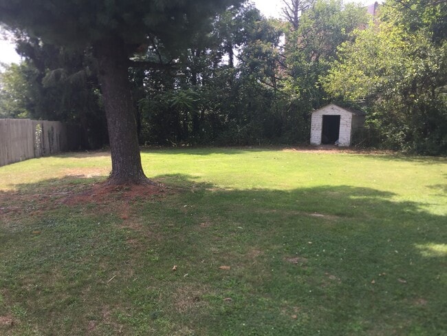 Building Photo - $1350 ranch house 3 bedroom 1.5 bath for r...