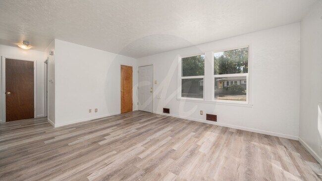 Building Photo - Charming Two Bedroom Duplex in Cheyenne He...