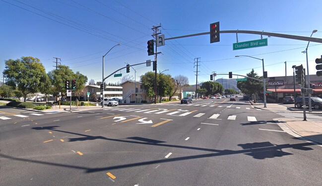 Building Photo - 1144 N Hollywood Way