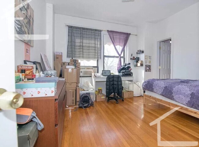 Building Photo - Great 4 Bedroom Available 8/1/26