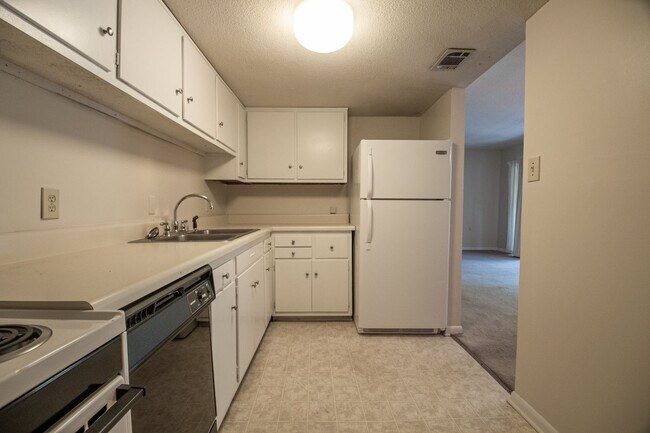 Foto del edificio - Charming Condo Living in the Heart of Chapel Hill!