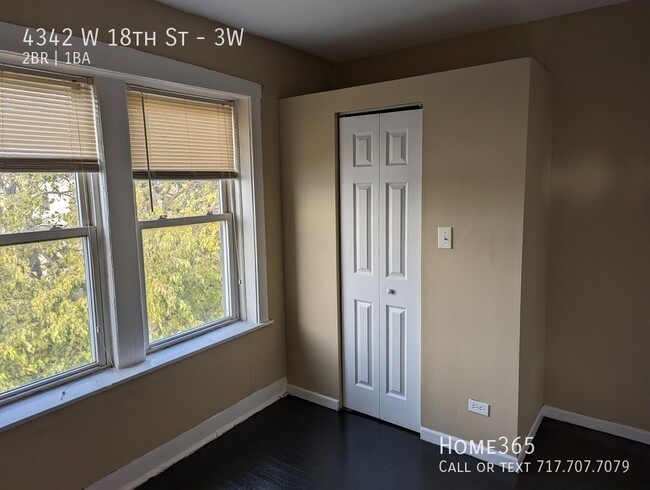 Building Photo - Amazing 2 Bedroom 1 Bathroom Unit - Lookin...