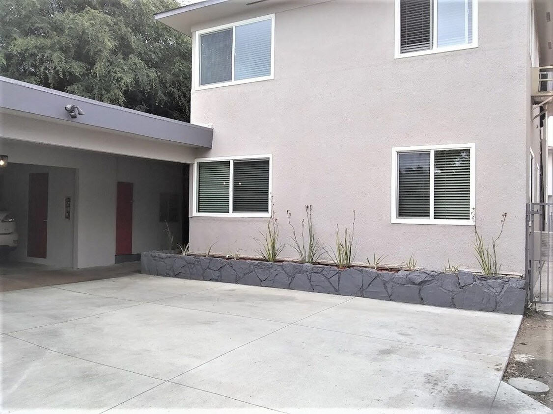 Building Photo - Huntington Villas