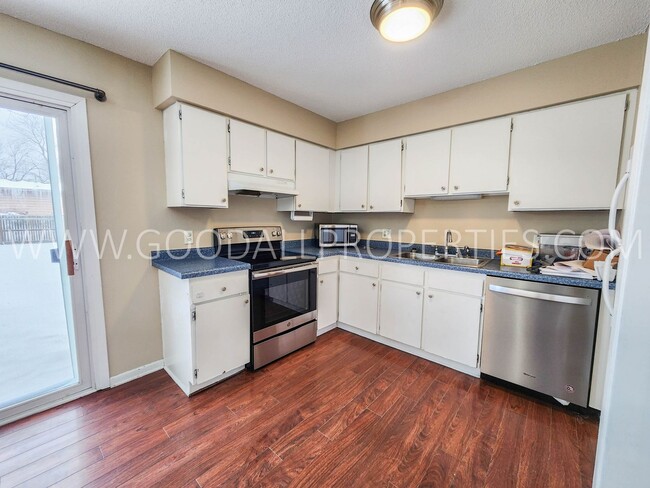 Building Photo - 2 Bedroom 1 Bath Home with Non-Conforming ...