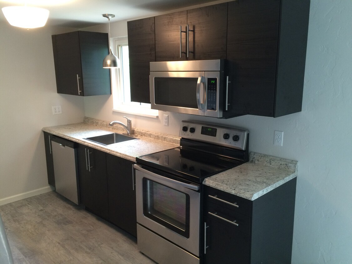 Building Photo - 5105 Azalea Dr