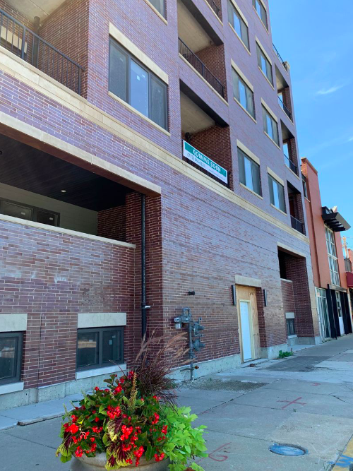 Foto del edificio - 927 W Irving Park Rd