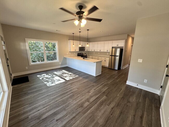 Building Photo - Downtown 4br Home FOR RENT