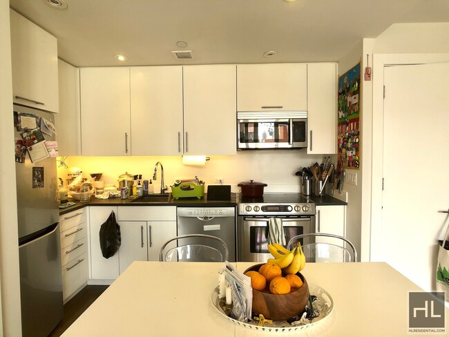 Building Photo - Private roof deck - 1bed/1bath
