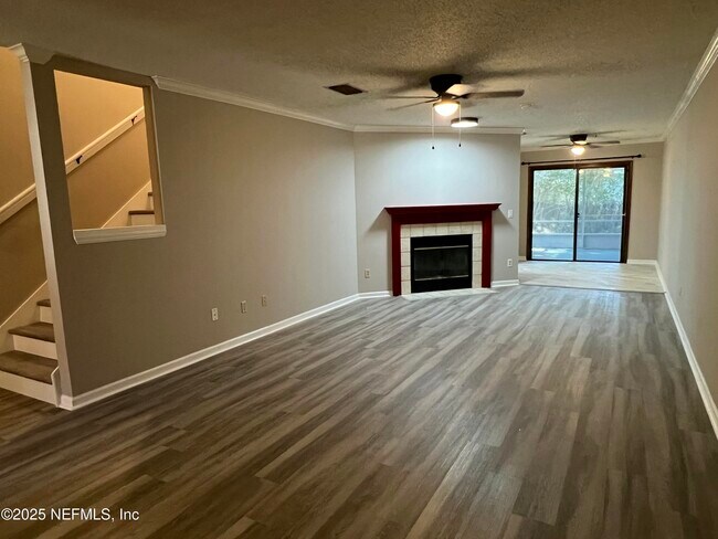 Foto del edificio - 4022 Laurelwood Dr