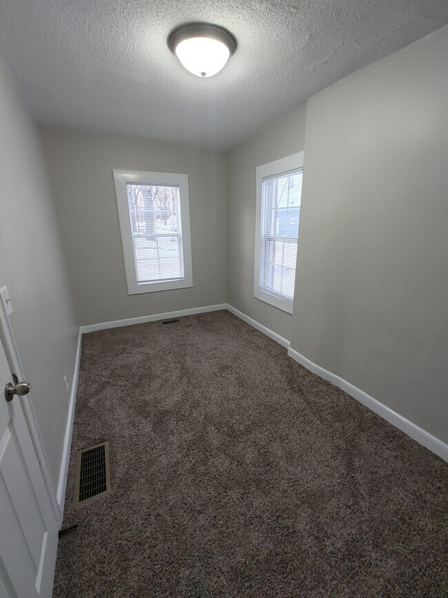 Building Photo - 559 Charles Ave