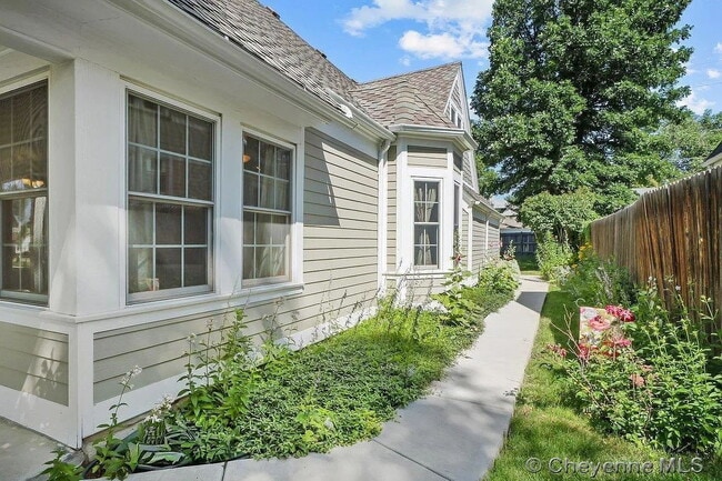 Building Photo - Charming Three Bedroom Home!