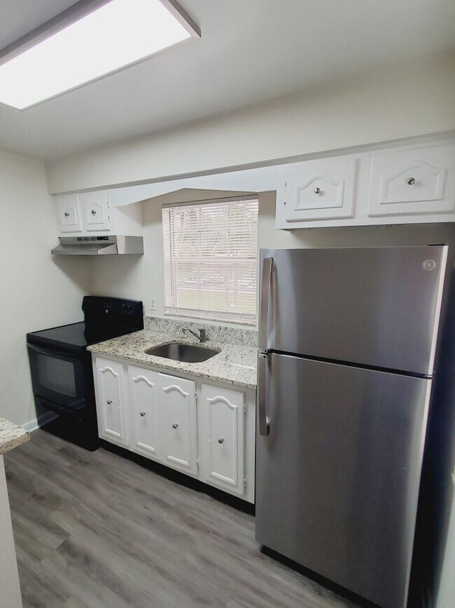 Building Photo - Updated One Bedroom, One Bath Apartment - ...