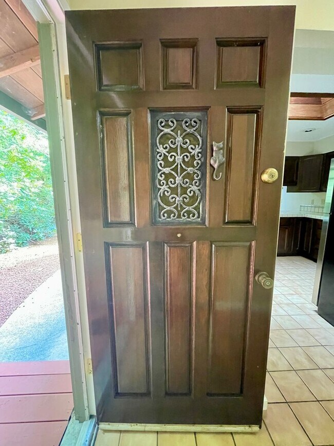 Building Photo - 4 bed, 3 bath split-level home in a private, forested setting (Bayside)