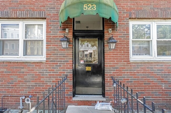 Building Photo - 523 Adams St