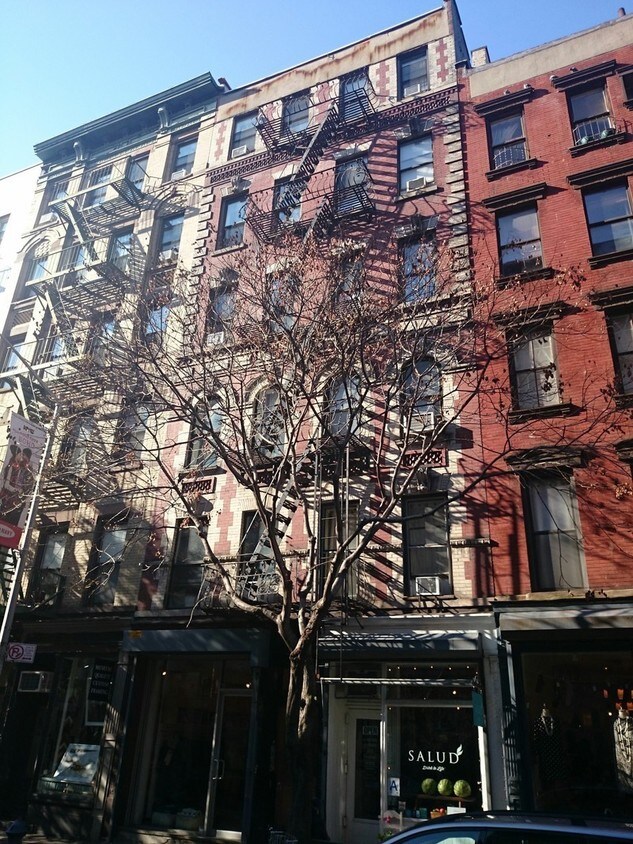 Primary Photo - 107 Thompson St