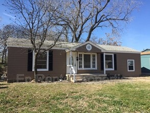 Building Photo - 601 W Beach St