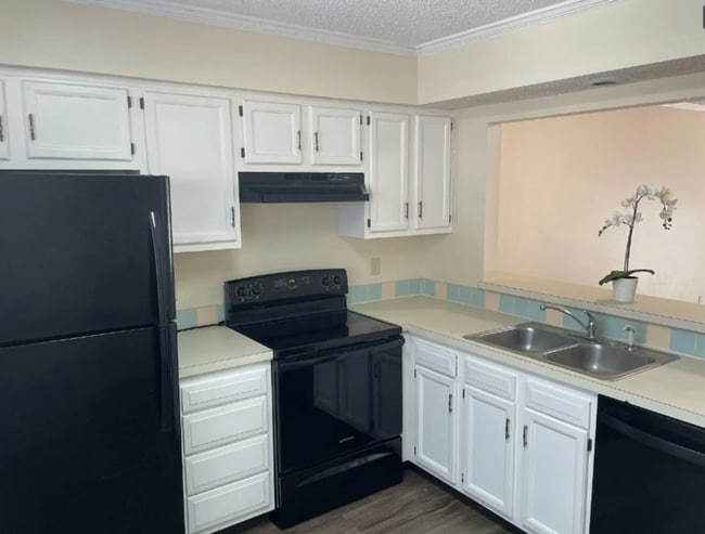 Building Photo - 2 Bedroom Townhome in Lexington Square