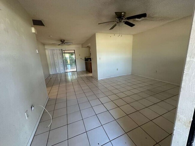 Foto del edificio - ** UNFURNISHED 2 BEDROOM\2 BATH DUPLEX AVAILABLE ** SAN CARLOS PARK FORT MYERS ** READY FOR A LON...