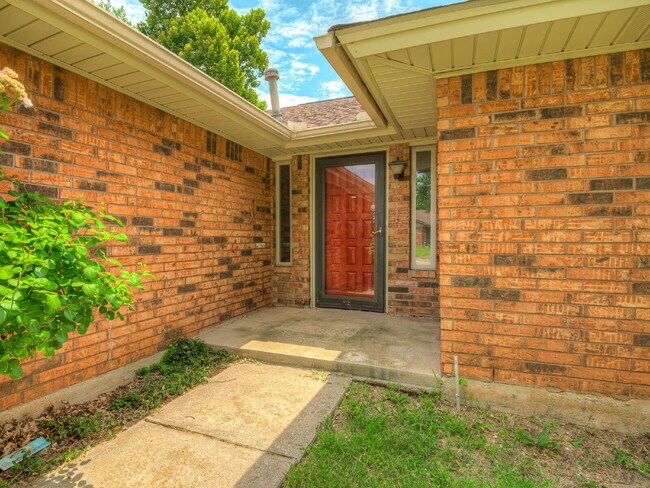 Foto del edificio - Updated 4-Bedroom Home with Spacious Layou...
