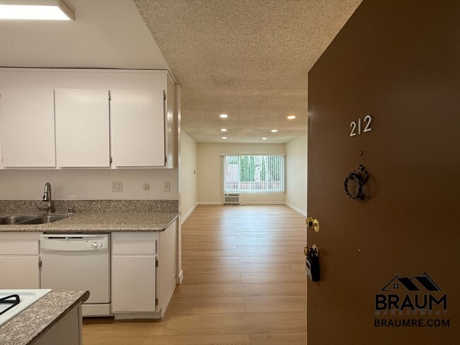 Building Photo - 5461 Kester Ave