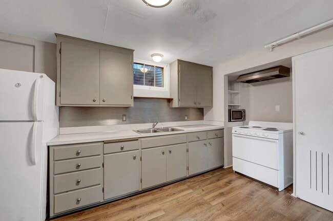 kitchen - 17316 Bay Cir