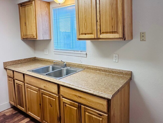 Foto del edificio - COZY 2 BEDROOM, 1 BATH APARTMENT LOCATED I...