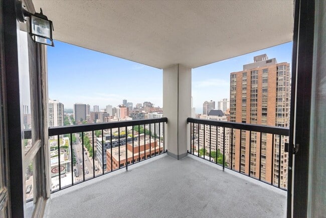 Building Photo - 1122 N Clark St