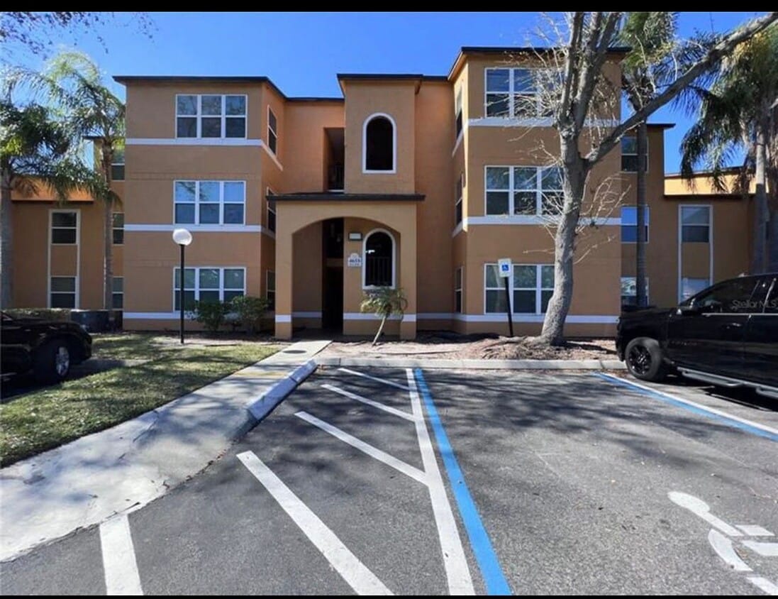 Front building - 4658 Commander Dr