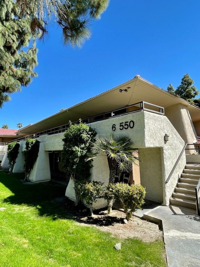 Building Photo - AVAILABLE NOW! 1 Bedroom / 1 Bath UPSTAIRS...