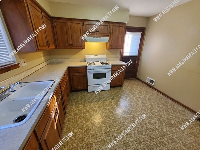 Building Photo - Duplex in Merriam-Available NOW!!!