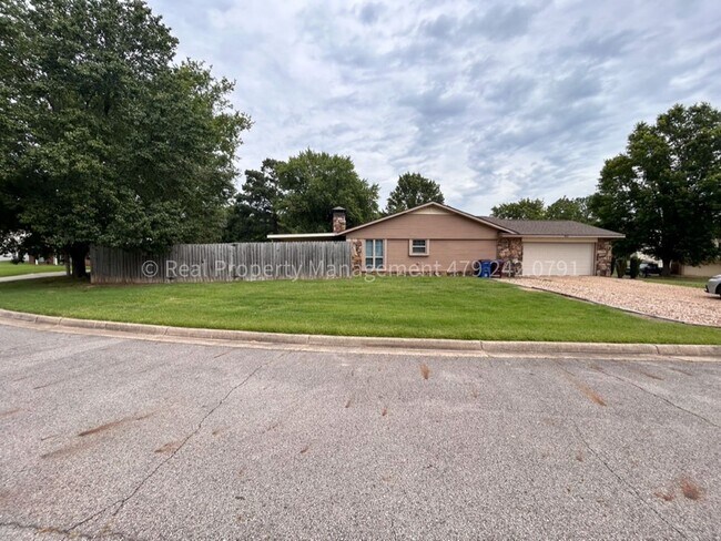 Foto del edificio - HALF OFF MOVE IN RENT! 3 Bed 2 Bath house in desirable neighborhood!
