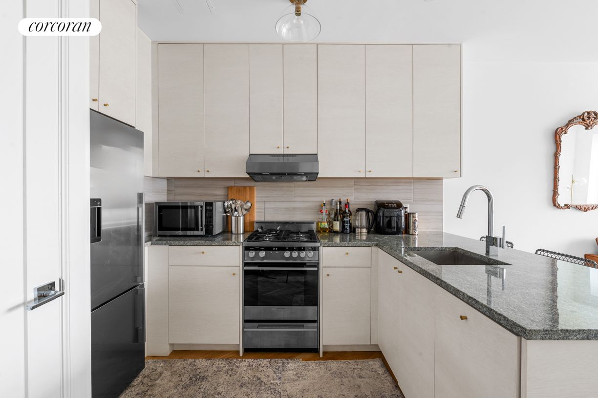 Primary Photo - 737 Bergen St