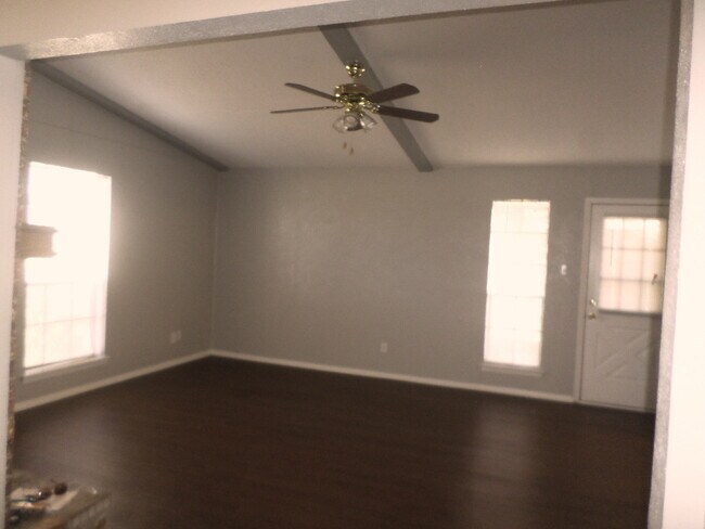 Building Photo - Garland 3 Bedroom Home!!