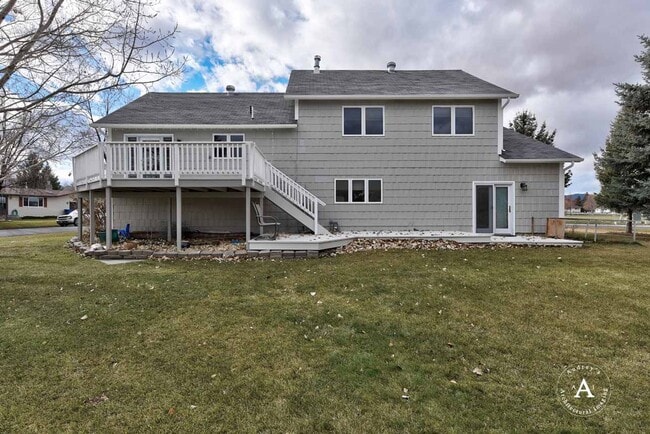 Foto del edificio - Pet Friendly 5 Bed, 3 Bath, Single Family Home W/ Attached Two Car Garage, Big Yard on corner lot...