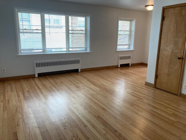 Living room - 4000 N Farwell Ave