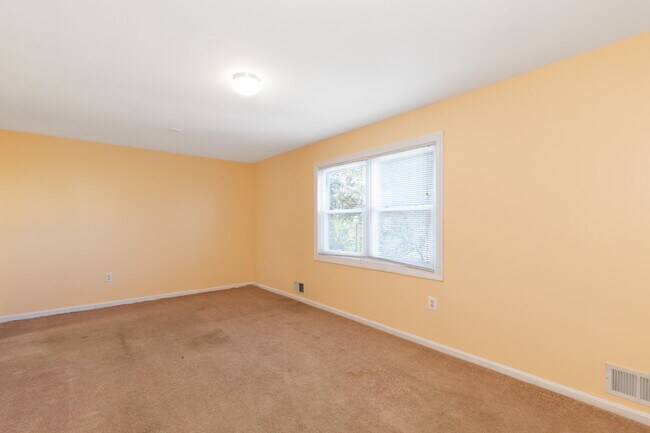 Foto del edificio - Spacious end-unit three-level townhome featuring 2 bedrooms and 2.5 bathrooms