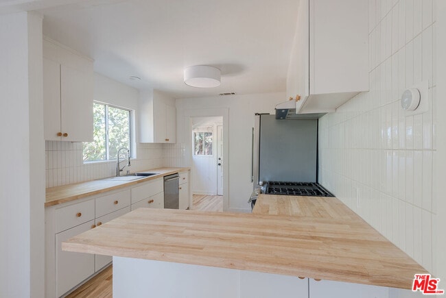 Building Photo - 4013 Sunset Dr