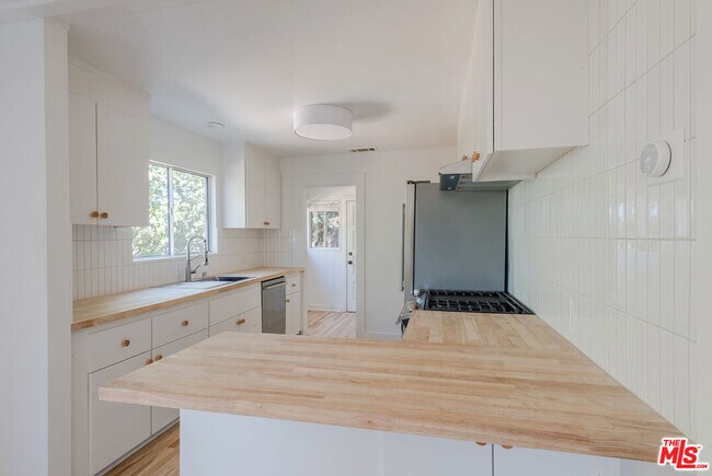 Foto del edificio - 4013 Sunset Dr