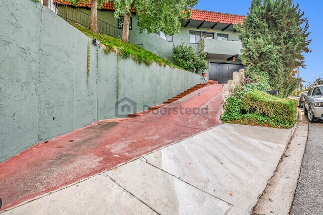 Foto del edificio - 5368 Calatrana Dr